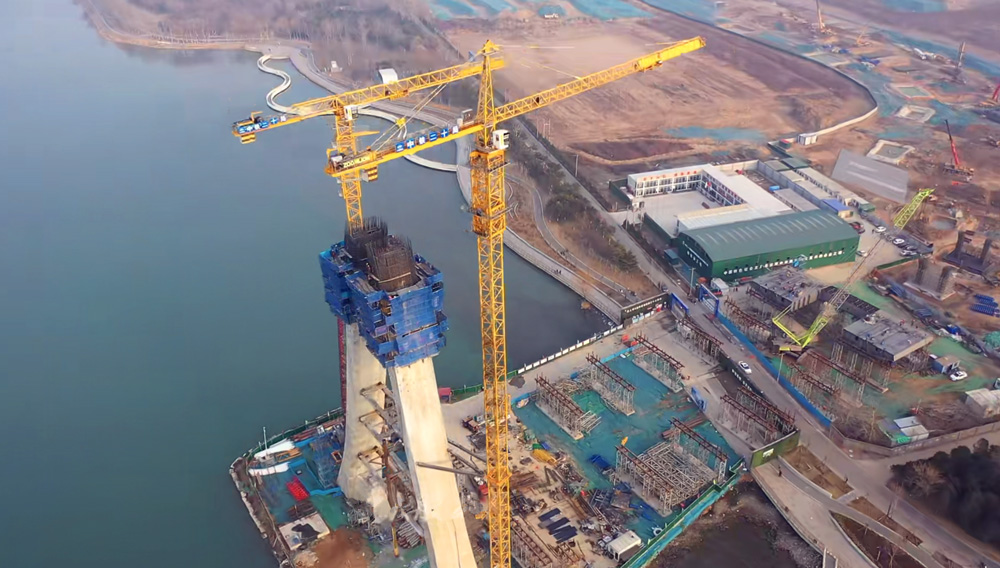 La torre principal del puente sobre el río Taiping ha tomado forma.