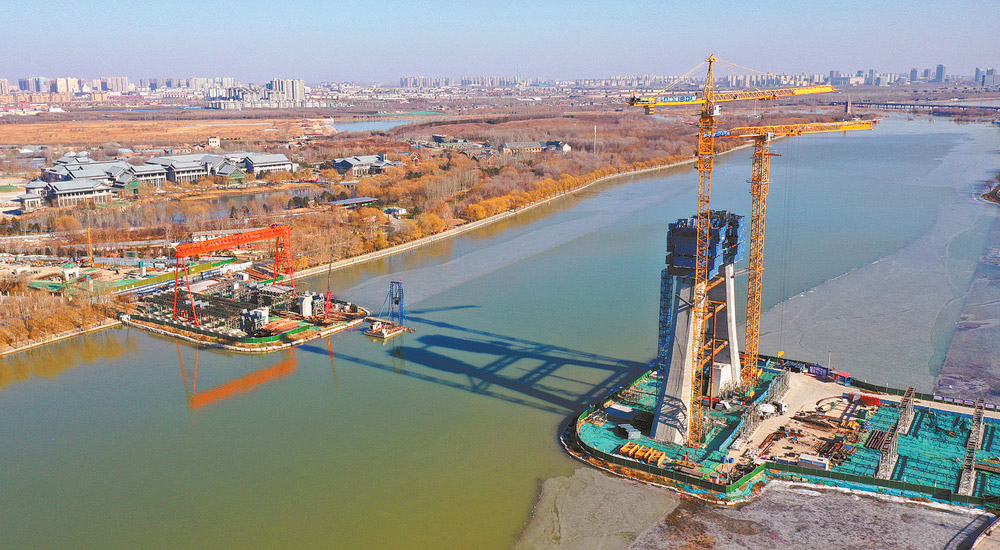 La torre principal del puente sobre el río Taiping ha tomado forma.
