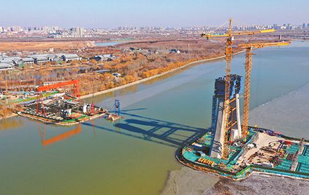 La torre principal del puente del río Taiping ha tomado forma.